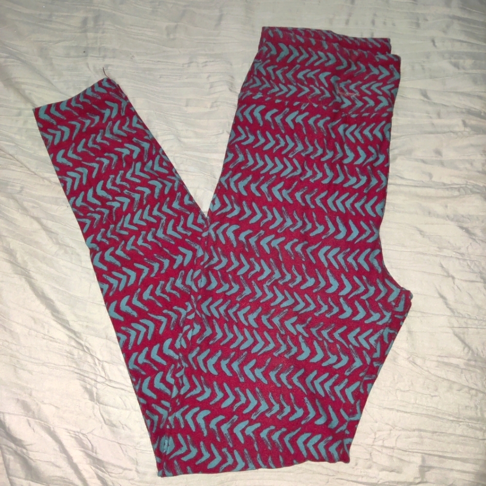 LuLaRoe One Size Leggings blue marks on burgundy background